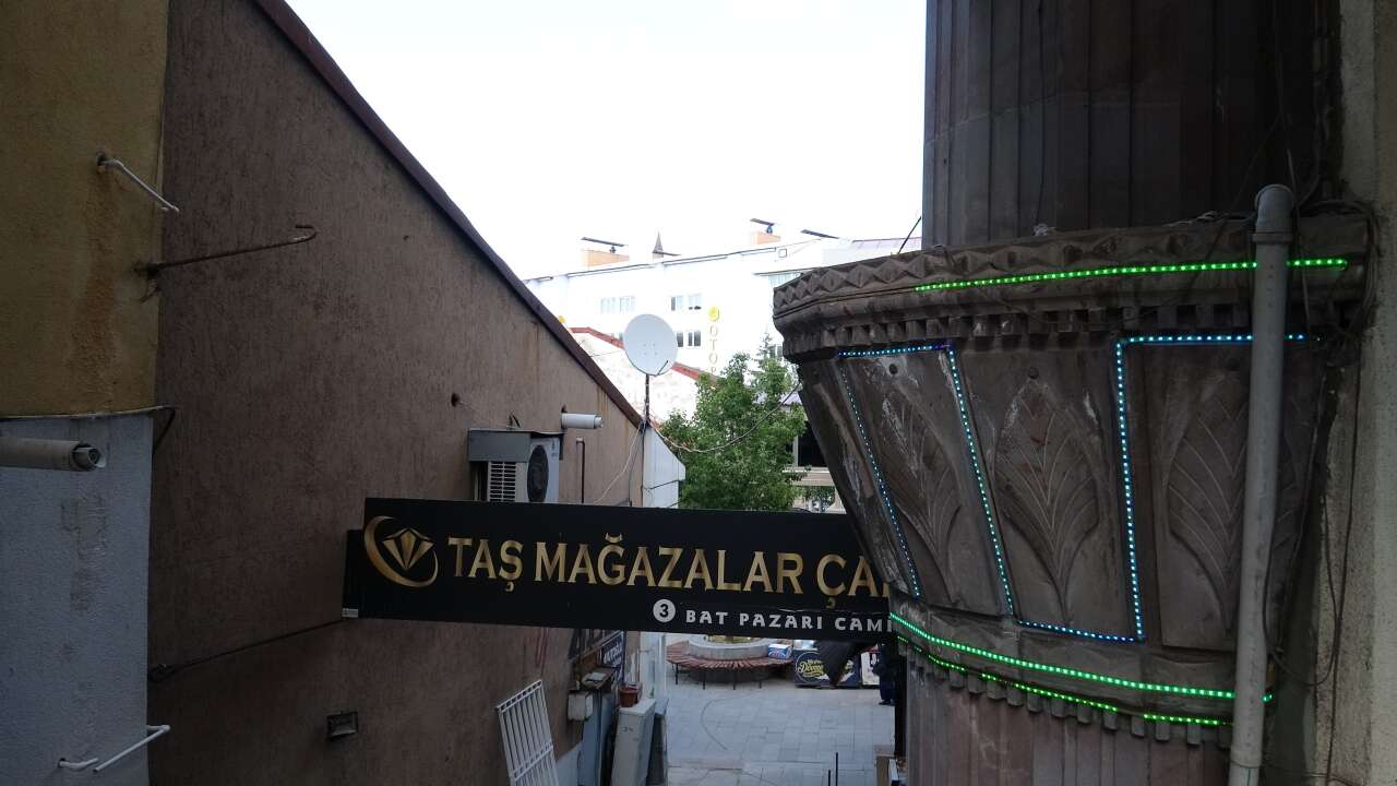 Gören dönüp bir daha bakıyor! Bu caminin minaresi şaşırtıyor 1